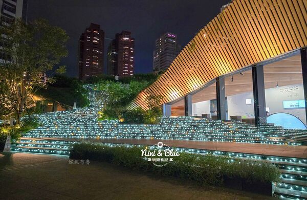 ▲▼「2025勤美草悟聖誕村」40萬顆燈泡點亮的光之道再次回歸，加碼7米耶誕樹。（圖／部落客NINI AND BLUE提供）