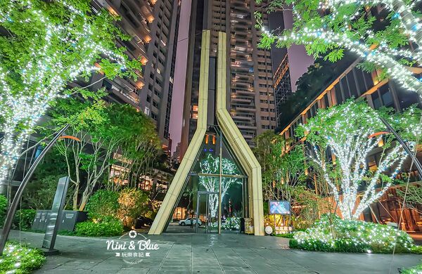 ▲▼「2025勤美草悟聖誕村」40萬顆燈泡點亮的光之道再次回歸，加碼7米耶誕樹。（圖／部落客NINI AND BLUE提供）