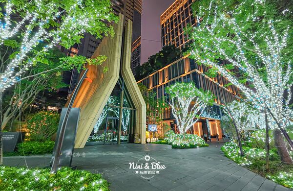 ▲▼「2025勤美草悟聖誕村」40萬顆燈泡點亮的光之道再次回歸，加碼7米耶誕樹。（圖／部落客NINI AND BLUE提供）