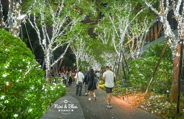 ▲▼「2025勤美草悟聖誕村」40萬顆燈泡點亮的光之道再次回歸，加碼7米耶誕樹。（圖／部落客NINI AND BLUE提供）