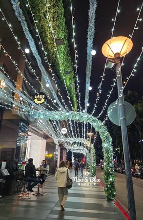 ▲▼「2025勤美草悟聖誕村」40萬顆燈泡點亮的光之道再次回歸，加碼7米耶誕樹。（圖／部落客NINI AND BLUE提供）