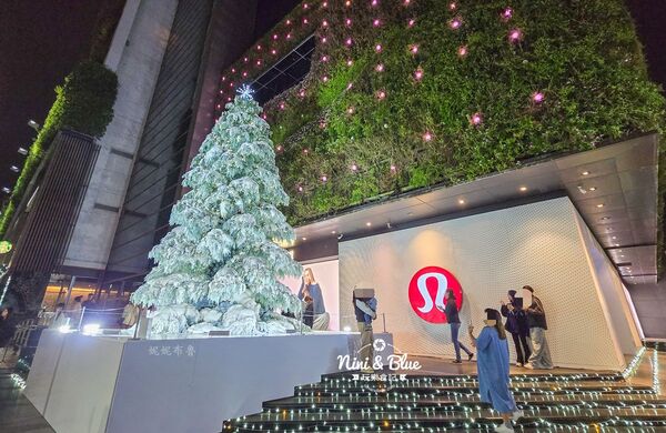 ▲▼「2025勤美草悟聖誕村」40萬顆燈泡點亮的光之道再次回歸，加碼7米耶誕樹。（圖／部落客NINI AND BLUE提供）