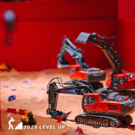 ▲▼「2025勤美草悟聖誕村」40萬顆燈泡點亮的光之道再次回歸，加碼7米耶誕樹。（圖／部落客NINI AND BLUE提供）