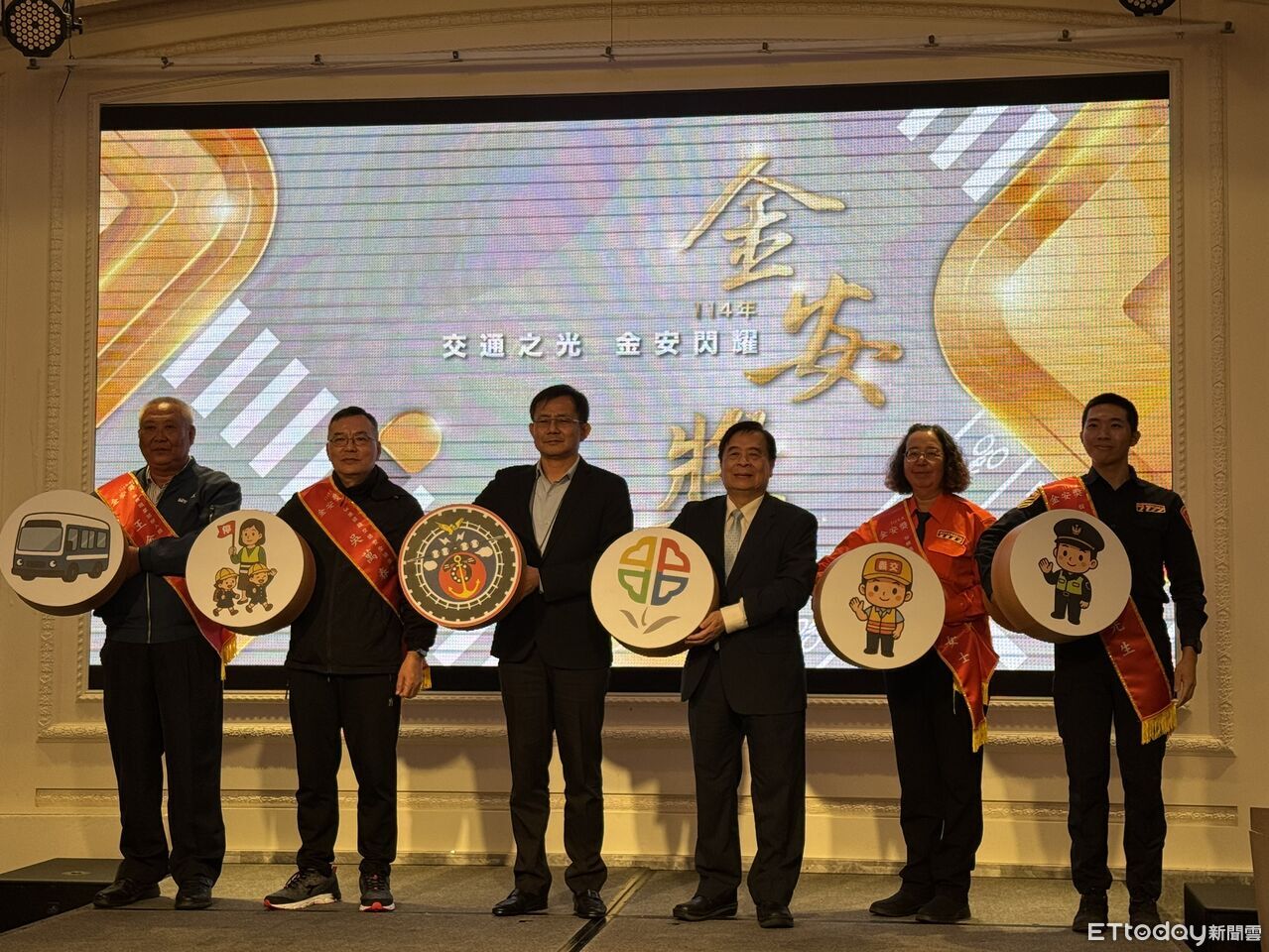 台中氣爆「1分鐘調度4人」指揮交通　「大路癡主婦」義交奪金安獎