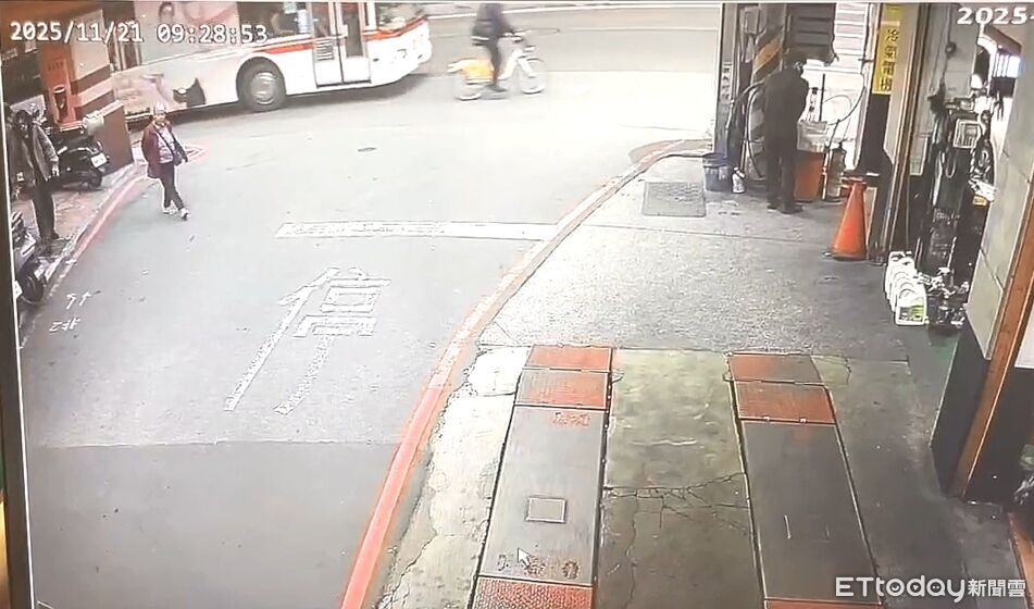 YouBike男超狂！被按喇叭嚇一跳...剪車硬攔公車　當街推擠口角