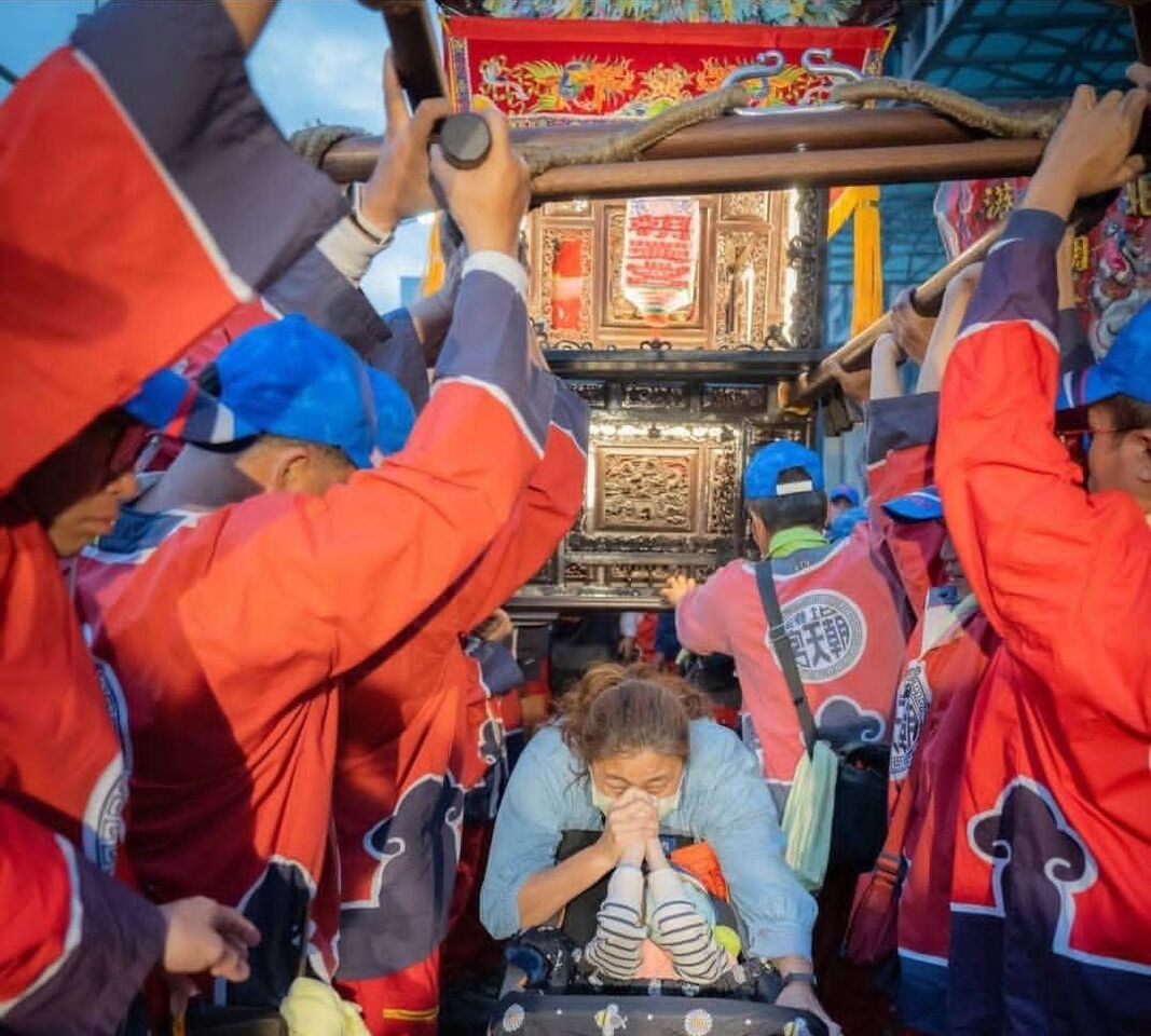 北港黑面三媽南巡破例！慈母推腦麻童鑽轎淚謝被看見：與兒是緣分