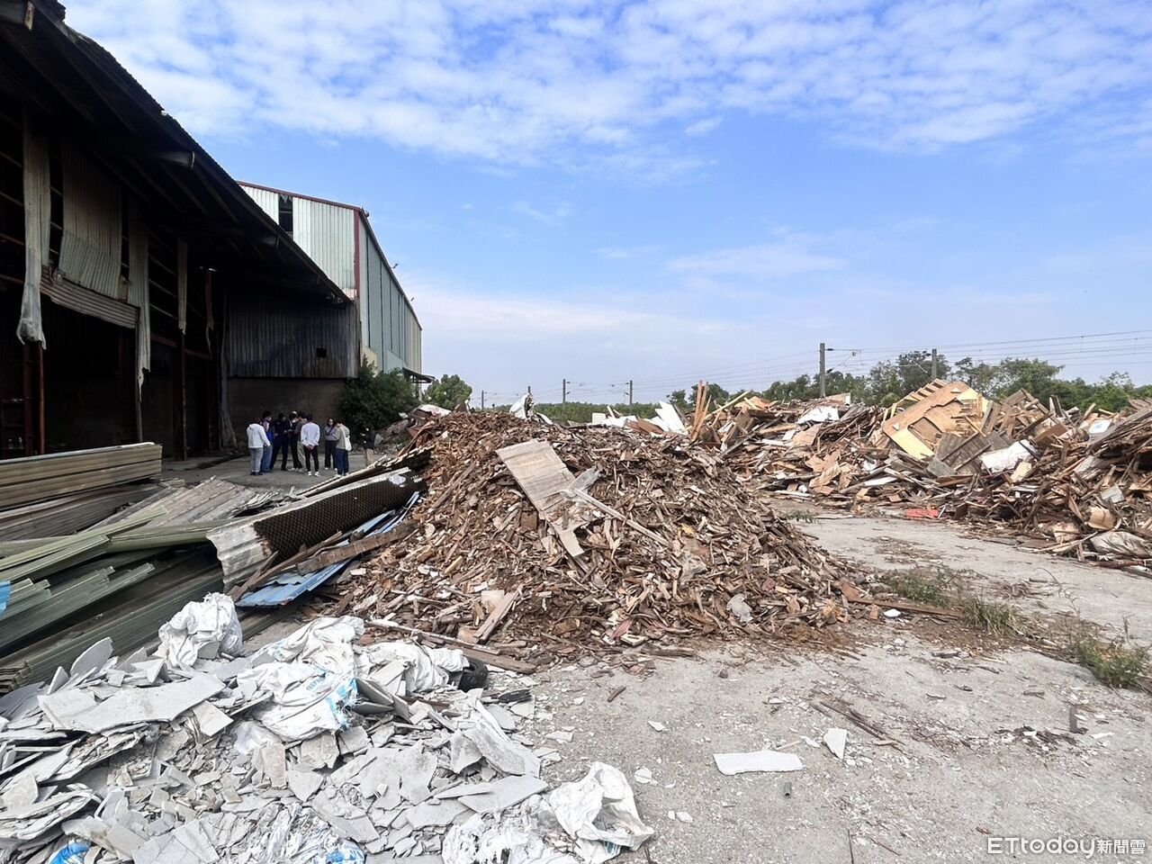 月世界「冒出2座百噸垃圾山」!1嫌遭羈押禁見 檢今再聲押3人