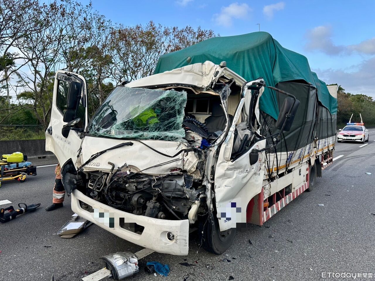 快訊／國1「4車追撞」！小貨車駕駛受困車內　破門送醫搶救無效亡