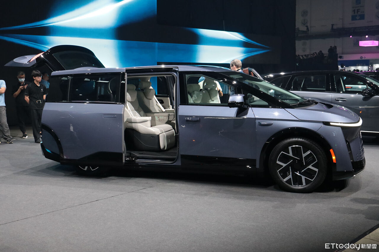 ▲鴻海「豪華6人座電動車」準量產版現身！內外全面優化整體更成熟。（圖／記者張慶輝攝）