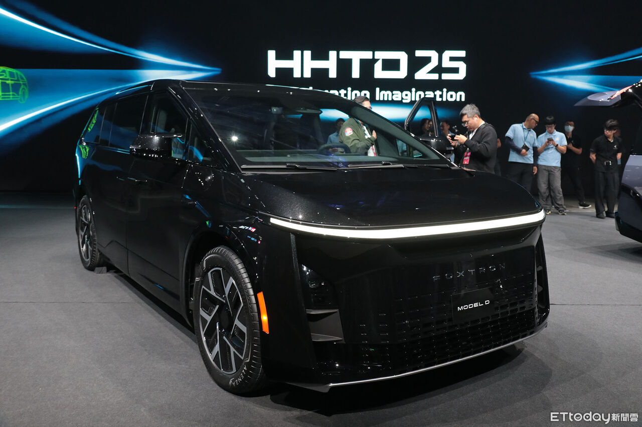 ▲鴻海「豪華6人座電動車」準量產版現身！內外全面優化整體更成熟。（圖／記者張慶輝攝）