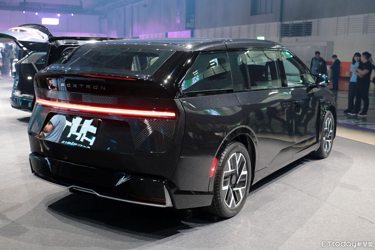 ▲鴻海「豪華6人座電動車」準量產版現身！內外全面優化整體更成熟。（圖／記者張慶輝攝）