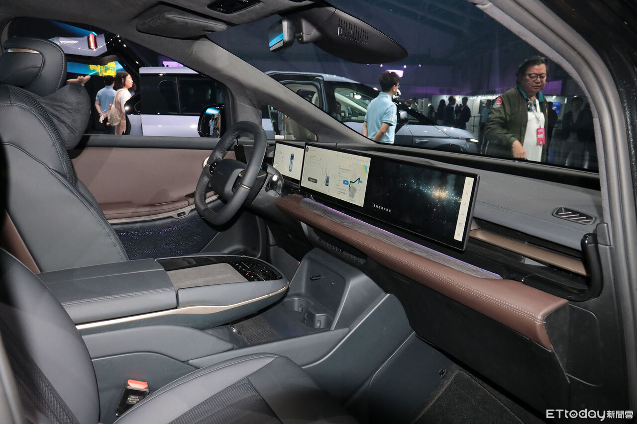 ▲鴻海「豪華6人座電動車」準量產版現身！內外全面優化整體更成熟。（圖／記者張慶輝攝）