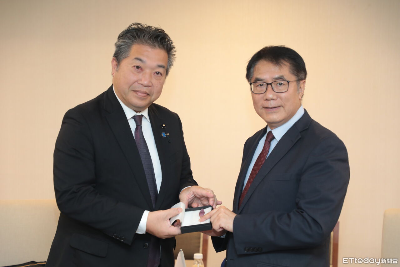 跨海好交情!滋賀縣議會帶「蓮花胸針」贈黃偉哲 拓展文化體育合作
