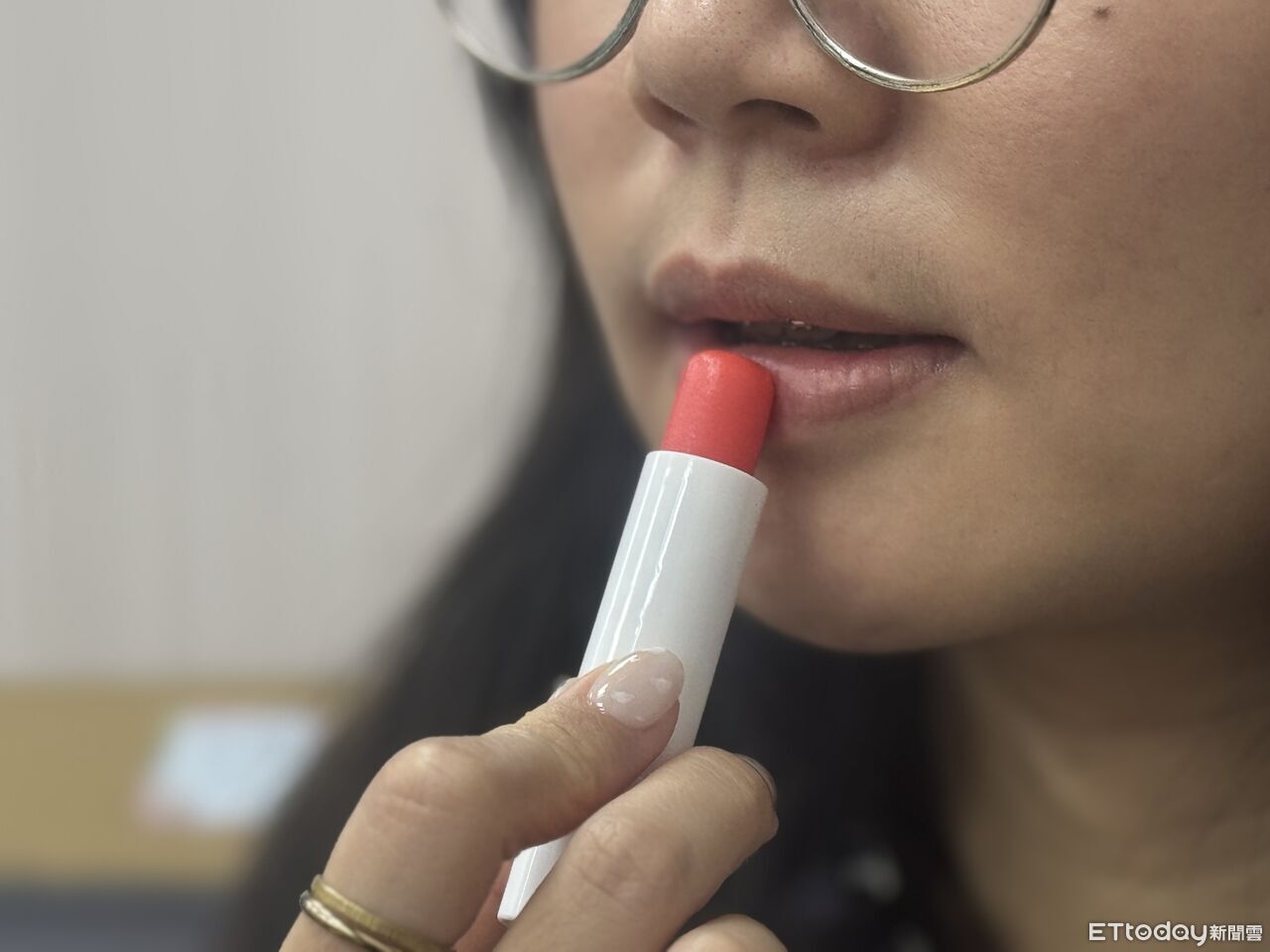 嘴唇乾就狂擦? 專家點出護唇膏一天該塗抹幾次、何時補
