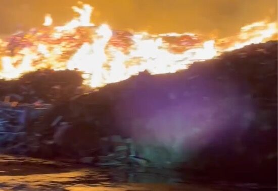 快訊／台南烏樹林「廢棄暫置場」深夜大火！　恐延燒1週