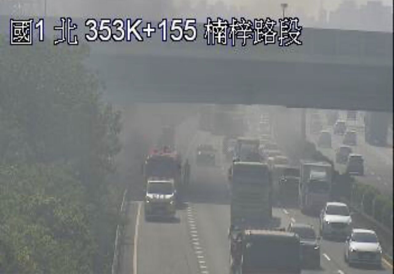 快訊／國1北上楠梓段火燒車駕駛急停路肩逃生　現場煙霧瀰漫
