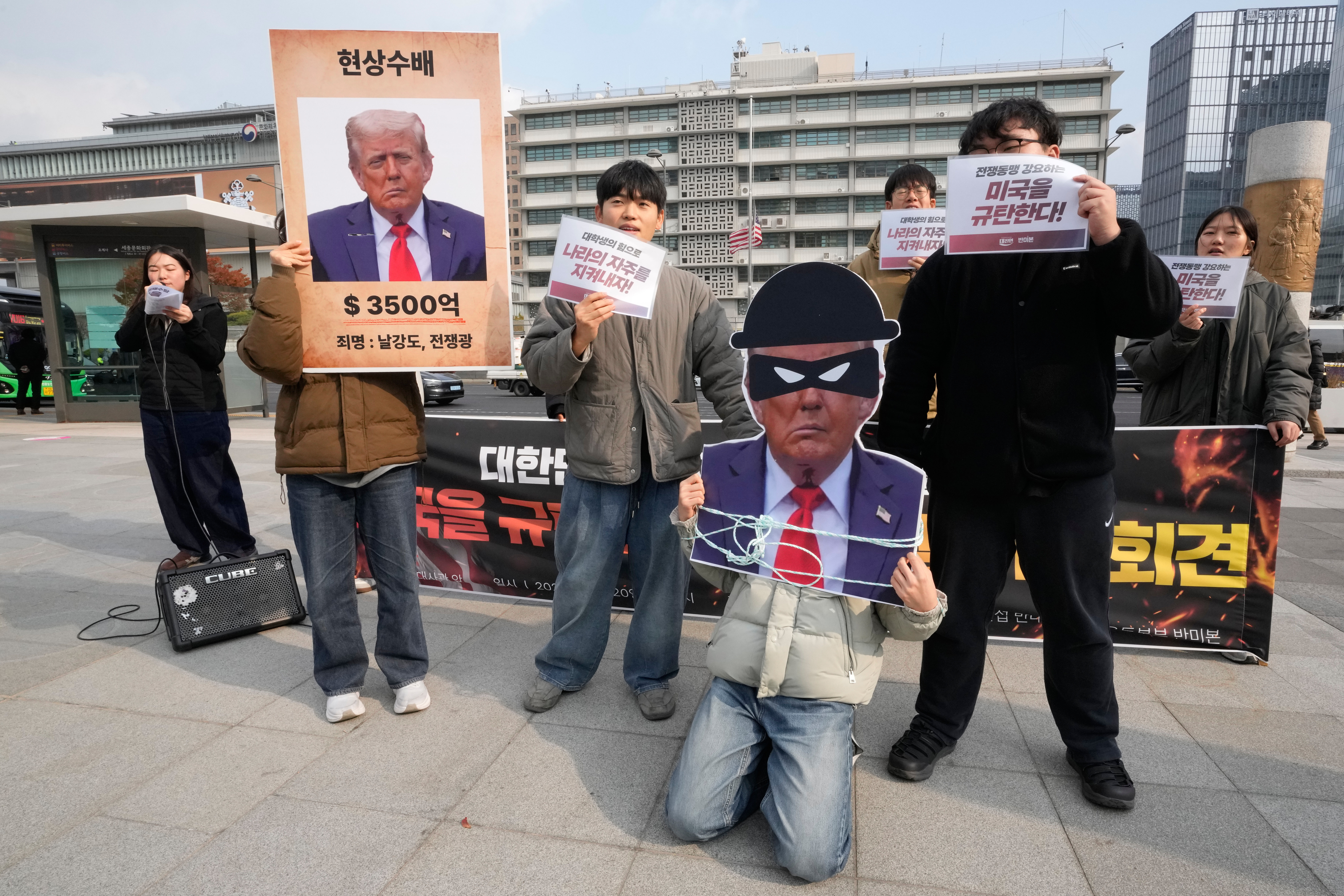 ▲▼南韓左派大學生20日在首爾美國駐韓大使館附近抗議川普關稅政策「巧取豪奪」，表示要嚴厲譴責美國。（圖／達志影像／美聯社）