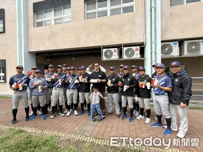 黑豹旗／張育成現身！請興大學弟吃麥當勞　笑喊李楷棋：U18的喔