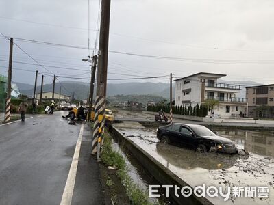 路口沒減速猛撞！宜蘭自小客飛進田裡畫面曝　噴驚人水花