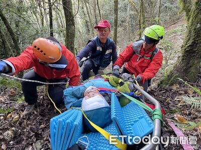 獨／山友拉繩手滑「跌落80米山谷」手骨折頭受傷　消防急救援