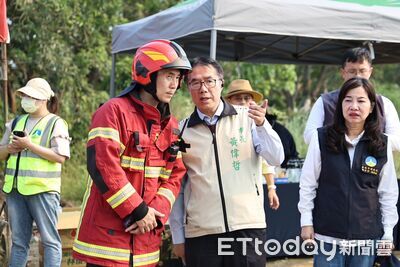 烏樹林風災廢棄物場深夜起火! 黃偉哲現場視察:盼盡快阻斷悶燒