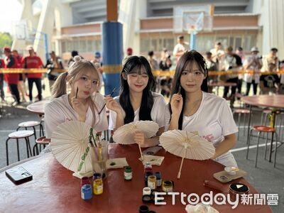 「棒籃排」韓援女神走入美濃  徐生明盃體驗彩繪紙傘