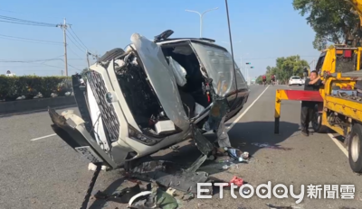 台1線恐怖畫面曝！一家四口自撞噴滾1圈半　熱心民眾緊抱童安撫