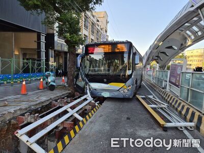 台中沙鹿公車自撞！工程護欄插進車頭　前輪懸空恐怖畫面曝