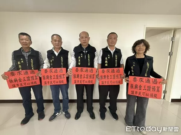▲5位太保市民代表會代表呼籲大會加速審議災後振興金追加預算案。（圖／記者翁伊森翻攝，下同）