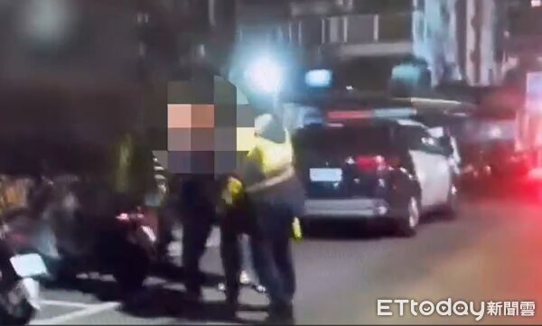 ▲▼他喝爛醉掰彎警車天線，「警界蔣萬安」與同事制伏逮人。（圖／記者邱中岳翻攝）