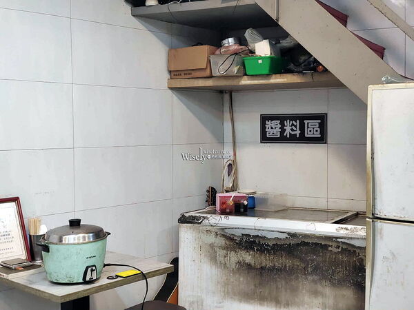 ▲▼永和樂華夜市小吃「嘉味仙麻油雞腿庫飯」，捷運永安市場站宵夜老店。（圖／部落客WISELY提供）