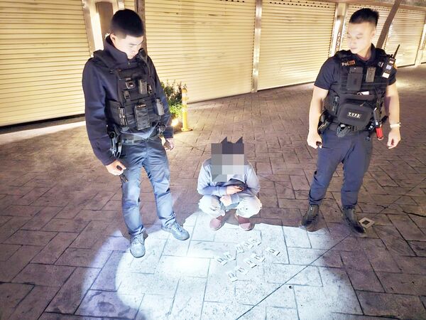 ▲桃園市林姓男子昨天生日，與友人相約到汽車旅館開趴慶生，卻遇上員警盤查，在皮包內查出藏有10包毒品咖啡包。（圖／桃園警方提供）