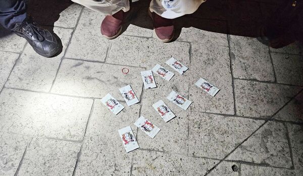 ▲桃園警方在林姓男子隨身皮包內查出藏有10包毒品咖啡包。（圖／桃園警方提供）