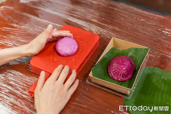 ▲西拉雅風管處歡慶20週年，限量推出關子嶺一日遊20元套票，吸引遊客搶購。（記者林東良翻攝，下同）