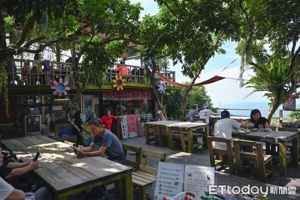 ▲西拉雅風管處歡慶20週年，限量推出關子嶺一日遊20元套票，吸引遊客搶購。（記者林東良翻攝，下同）