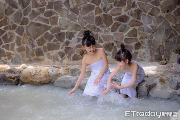 ▲西拉雅風管處歡慶20週年，限量推出關子嶺一日遊20元套票，吸引遊客搶購。（記者林東良翻攝，下同）