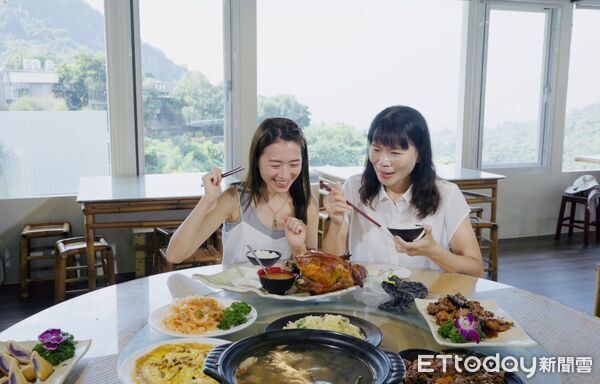 ▲西拉雅風管處歡慶20週年，限量推出關子嶺一日遊20元套票，吸引遊客搶購。（記者林東良翻攝，下同）