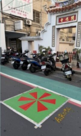 ▲彰化市近日路面出現神似惡靈古堡三角神秘標示。（圖／民眾提供）