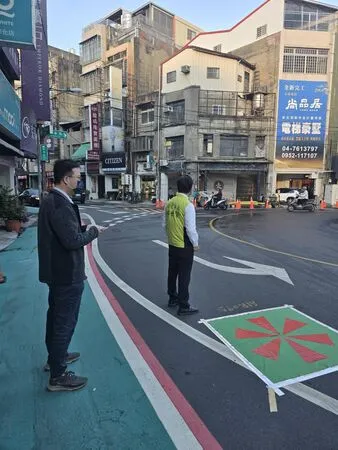 ▲彰化市近日路面出現神似惡靈古堡三角神秘標示。（圖／民眾提供）