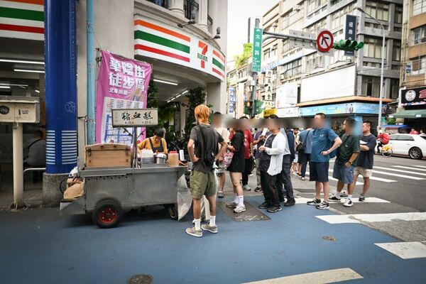 ▲▼北門站排隊美食「華陰街商圈豬血糕」，香濃香菜花生粉。（圖／部落客水晶提供）