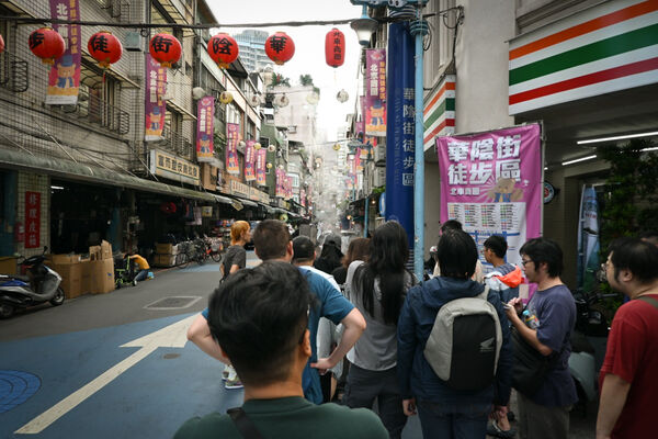 ▲▼北門站排隊美食「華陰街商圈豬血糕」，香濃香菜花生粉。（圖／部落客水晶提供）