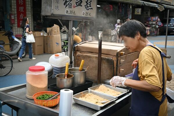 ▲▼北門站排隊美食「華陰街商圈豬血糕」，香濃香菜花生粉。（圖／部落客水晶提供）