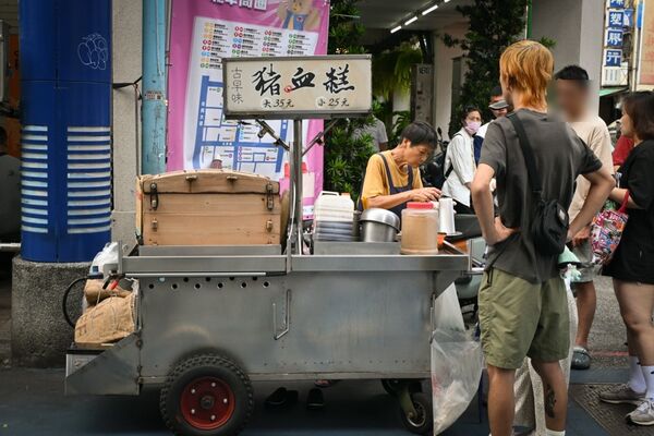 ▲▼北門站排隊美食「華陰街商圈豬血糕」，香濃香菜花生粉。（圖／部落客水晶提供）