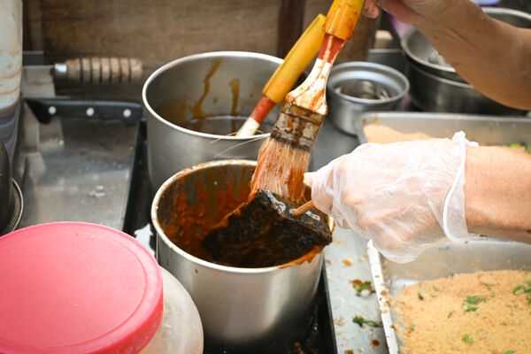 ▲▼北門站排隊美食「華陰街商圈豬血糕」，香濃香菜花生粉。（圖／部落客水晶提供）