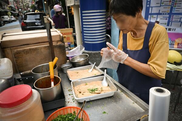 ▲▼北門站排隊美食「華陰街商圈豬血糕」，香濃香菜花生粉。（圖／部落客水晶提供）