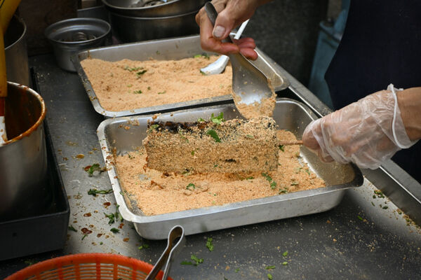 ▲▼北門站排隊美食「華陰街商圈豬血糕」，香濃香菜花生粉。（圖／部落客水晶提供）