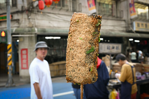 ▲▼北門站排隊美食「華陰街商圈豬血糕」，香濃香菜花生粉。（圖／部落客水晶提供）