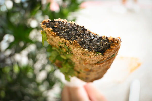 ▲▼北門站排隊美食「華陰街商圈豬血糕」，香濃香菜花生粉。（圖／部落客水晶提供）