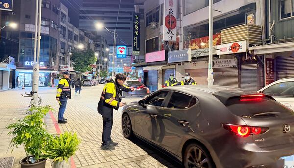 ▲桃園市警局中壢警方昨晚執行「雷霆除暴」勤務，出動近百名員警執行臨檢勤務。（圖／中壢警方提供）