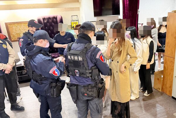 ▲桃園市警局中壢警方昨晚執行「雷霆除暴」勤務，針對KTV等場所臨檢。（圖／中壢警方提供）